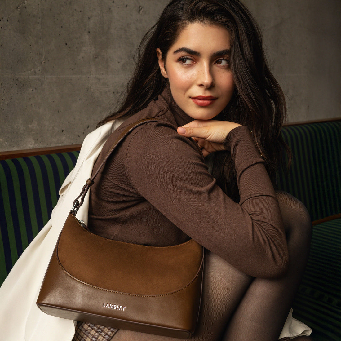 Le Clover - Sac à main 2-en-1 en suède vegan cacao