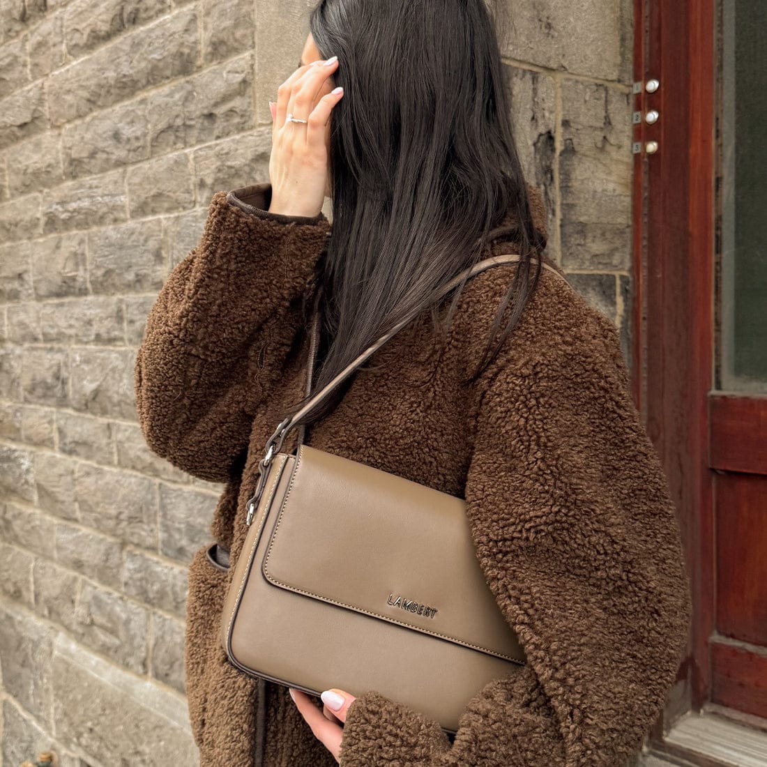 Le Amber – Sac à main 2-en-1 en cuir vegan taupe