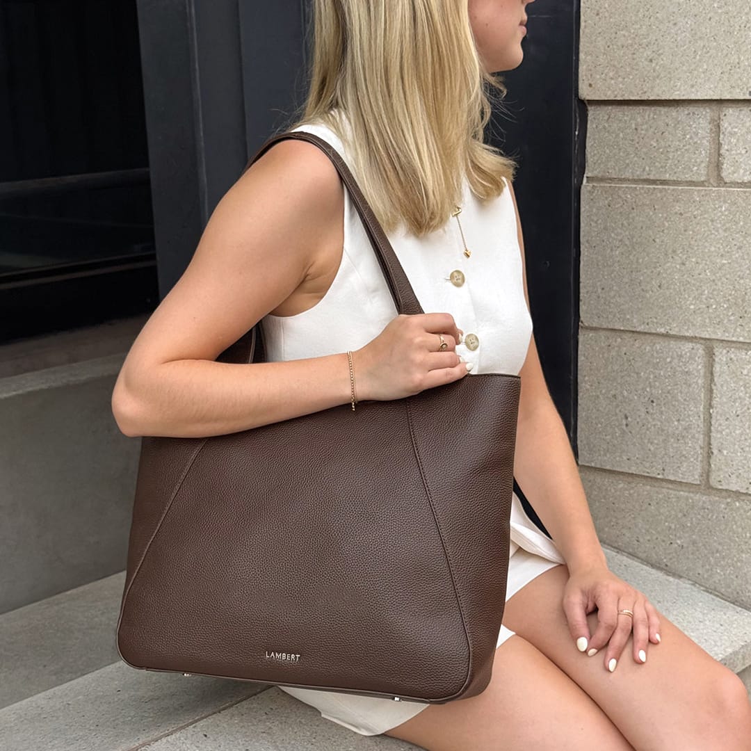 Le Stacey – Sac fourre-tout en cuir vegan chocolat