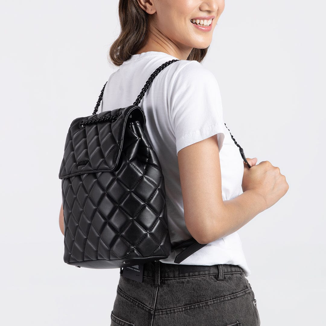 Le Sadie - Sac à dos 2-en-1 matelassé en cuir vegan noir